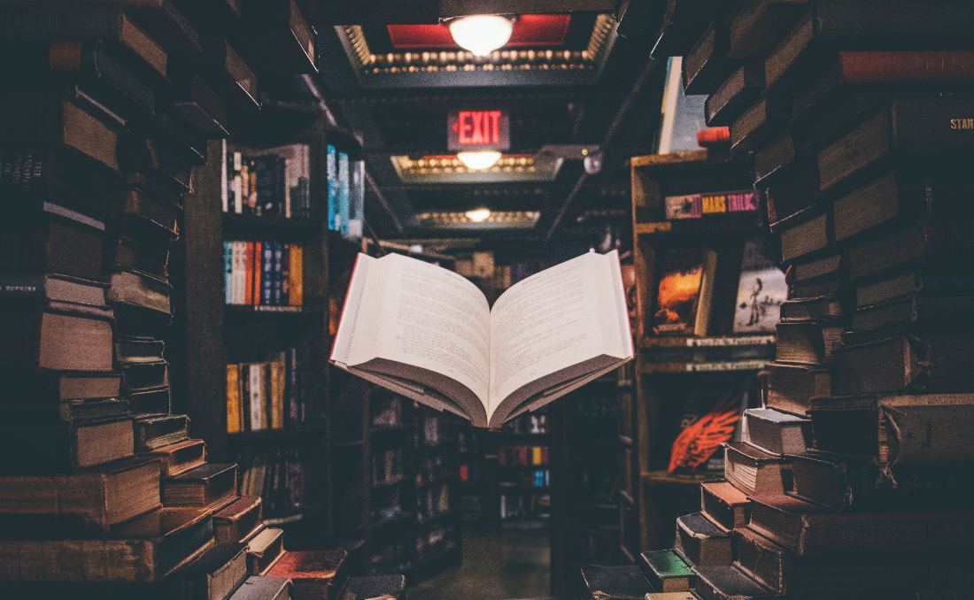 Otvorena knjiga u centralnom delu biblioteke