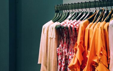 sarena-odeca-jarke-boje-haljine-bluze-moda-za-prolece-leto-380x240