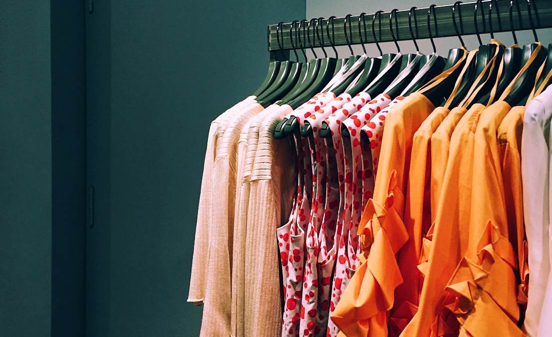 sarena-odeca-jarke-boje-haljine-bluze-moda-za-prolece-leto