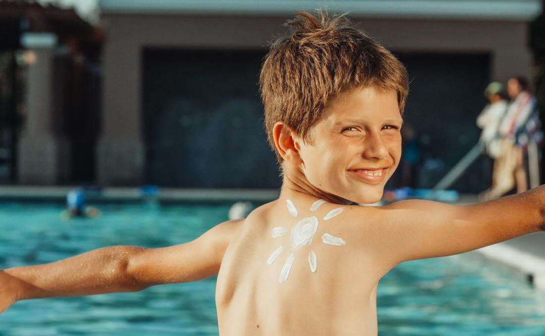 dete sa spf kremom razmazanom po leđima
