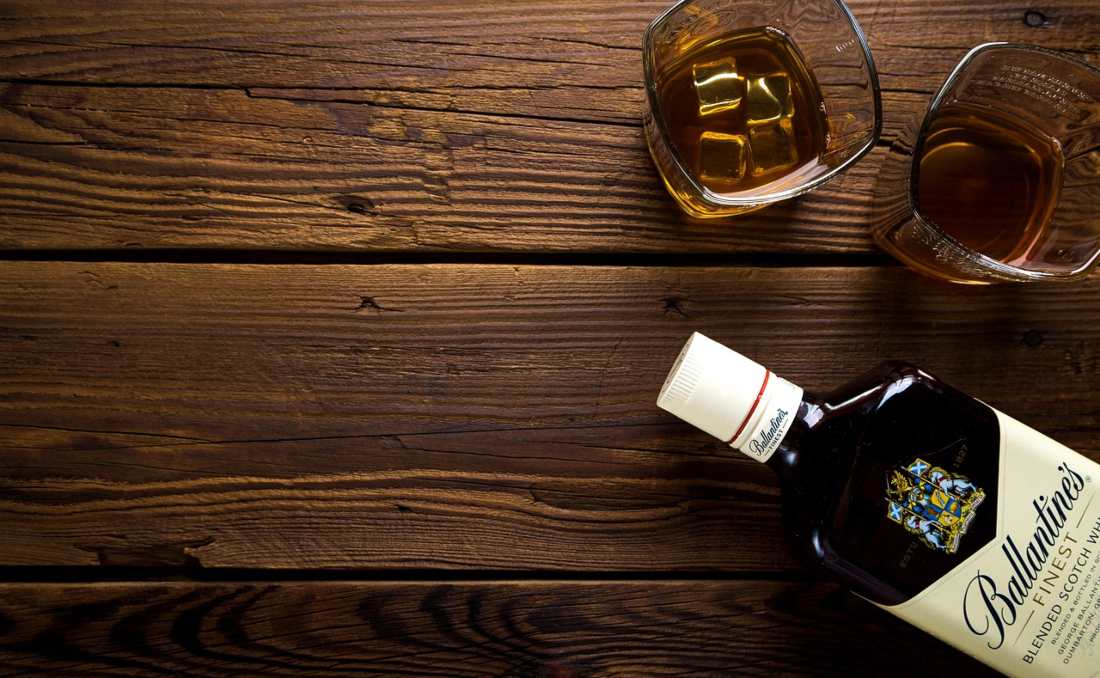 Fla&scaron;a viskija i ča&scaron;e sa ovim pićem i ledom.