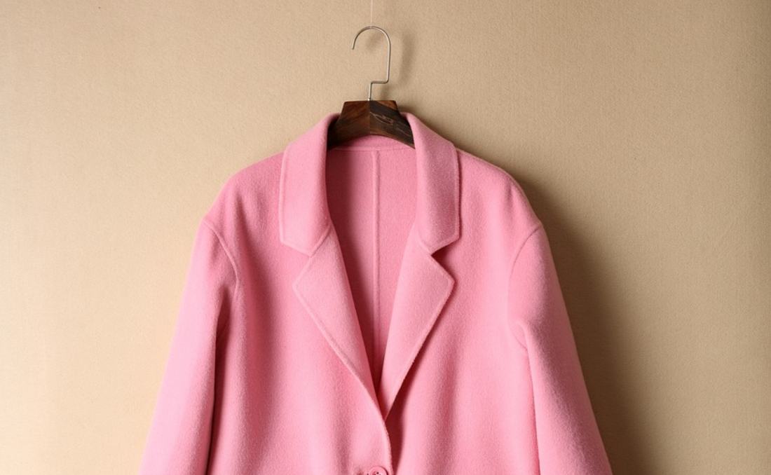 Roze kaput na ve&scaron;alici.