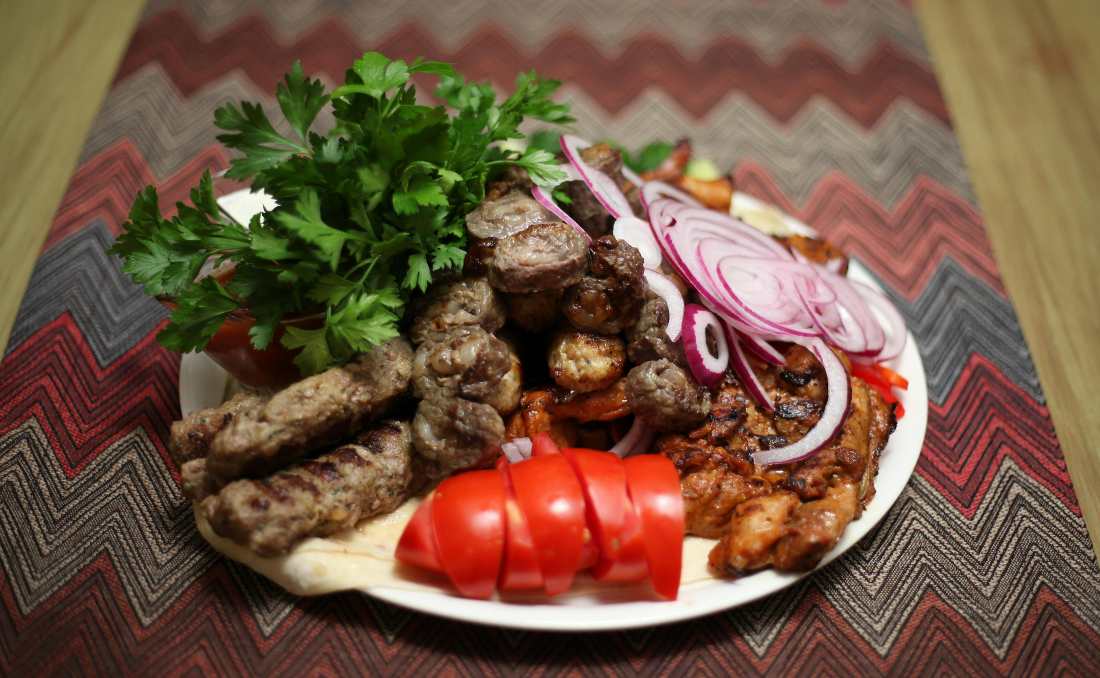 Ćevapi sa povrćem.