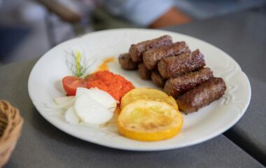 Ćevapi u tanjiru.