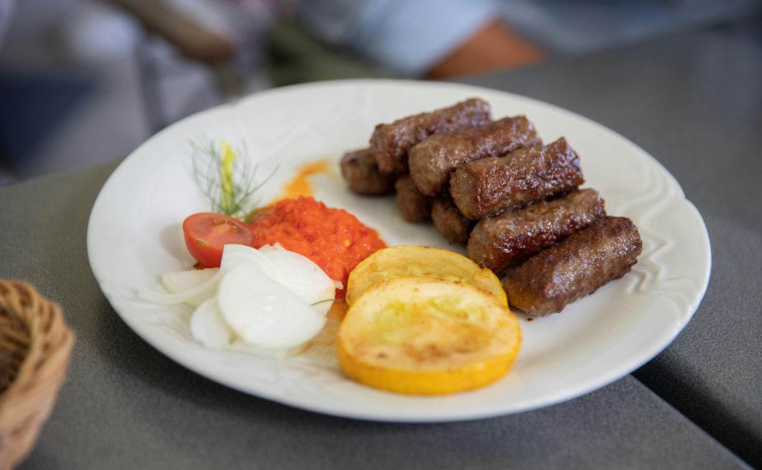 Ćevapi u tanjiru.