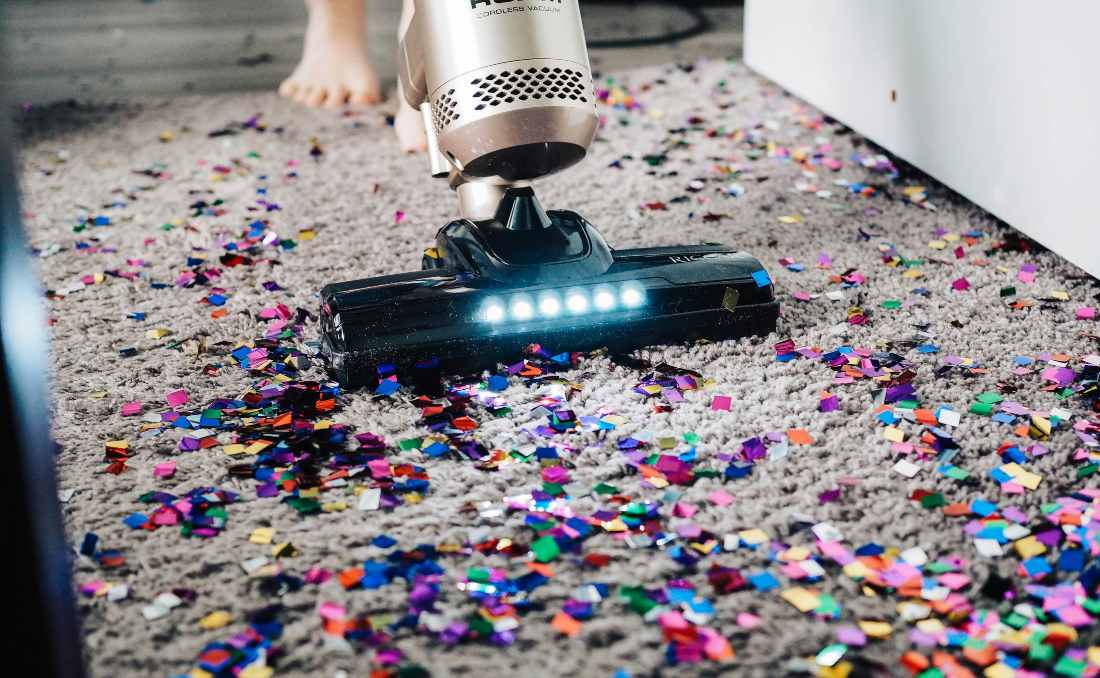 &Scaron;tapni usisivač i konfete.