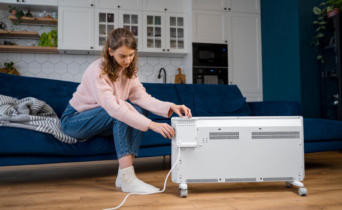 Pokretna klima i žena koja je pode&scaron;ava.