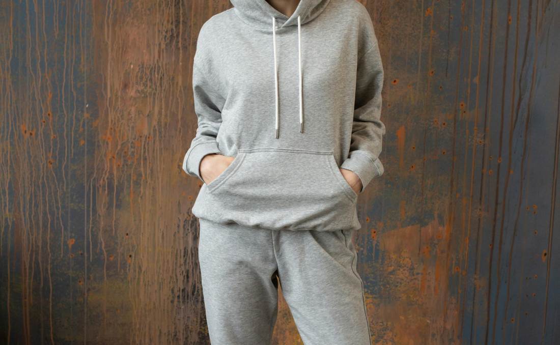 Siva ženska trenerka.