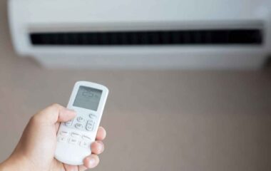 Zidna inverter klima montirana u modernoj dnevnoj sobi.
