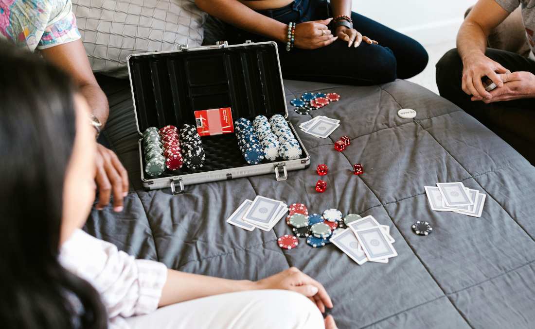 Set za poker na krevetu.