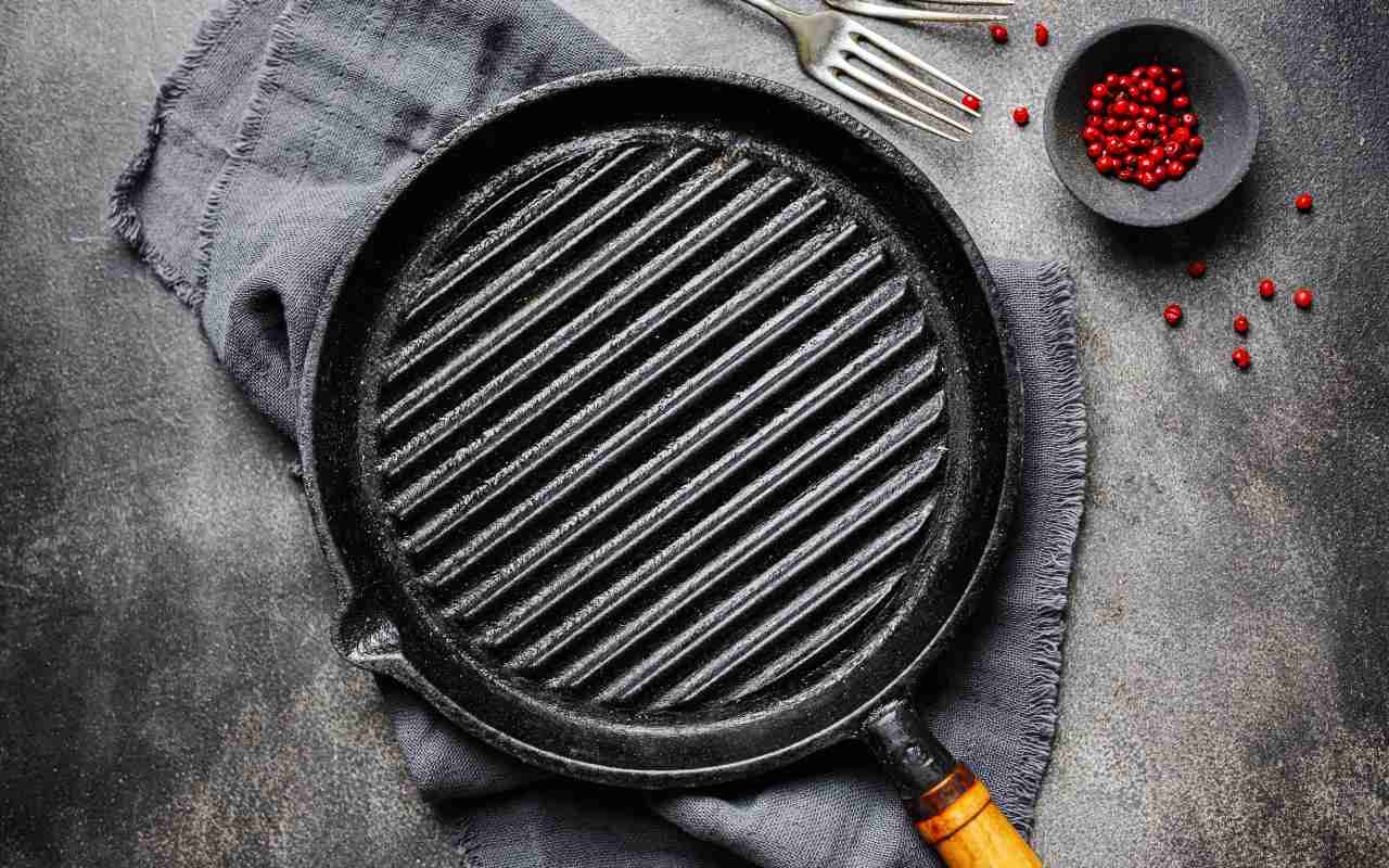 Prazan liveni grill tiganj sa rebrastim dnom.