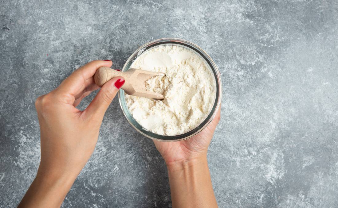 Whey protein u činiji.